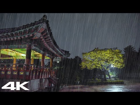 深夜美丽的韩屋，清新的树木和舒适的雨声